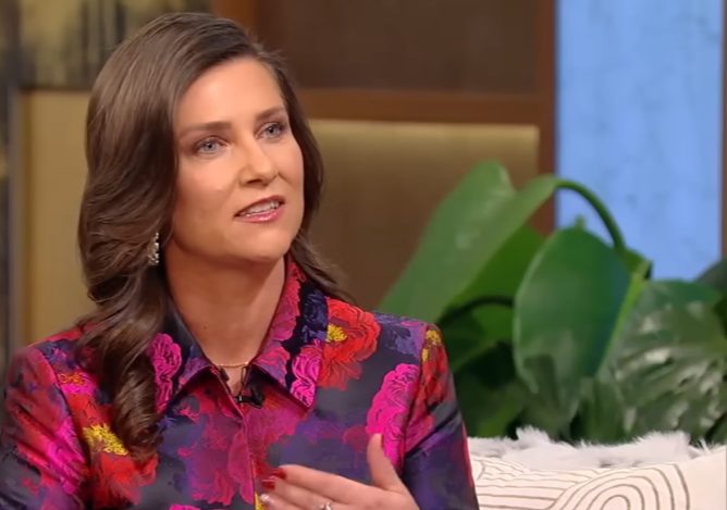 Bröllopsklänning och Tiara